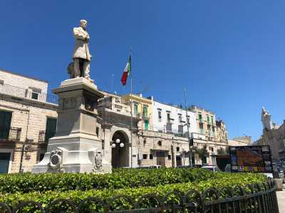 Il nostro viaggio parte da corso Dante, all'altezza della statua dedicata a Giuseppe Mazzini, monumento che svetta su una rigogliosa aiuola circolare